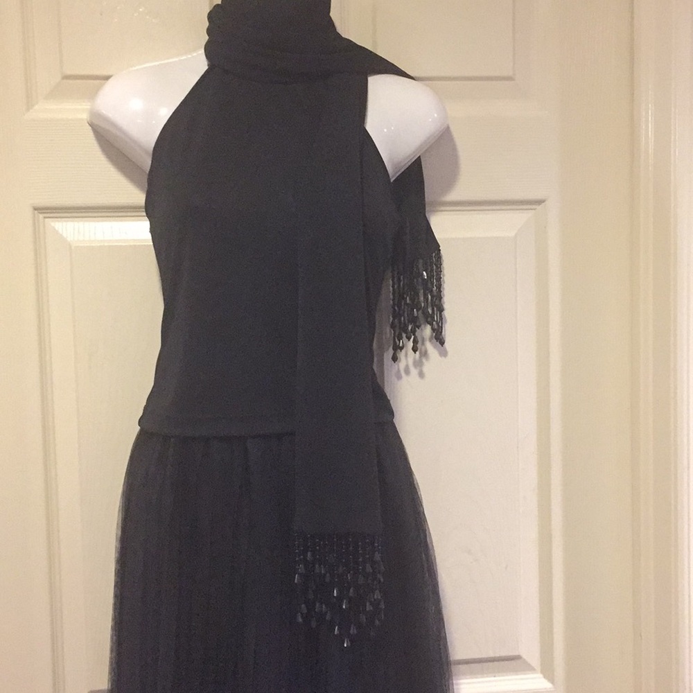 ⬇️Price Drop⬇️NWOT Slip on Vintage look Blk halter crop top with beaded-scarf
